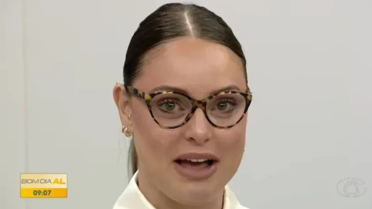 Apresentadora chora ao vivo ao anunciar afastamento da TV; vídeo