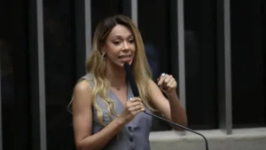 Erika Hilton diz colher assinaturas para instalar CPI que investiga big techs em eleição