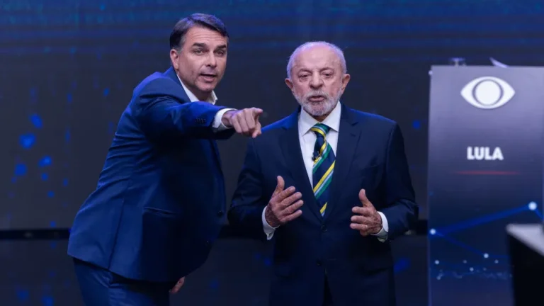 No debate, Flávio adota estratégia de se posicionar e fazer negações ao fundo de falas de Lula, que se irrita