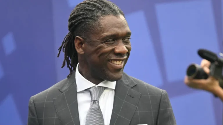 Clarence Seedorf, a distância, procura dar nova cara ao aflito time do Corinthians
