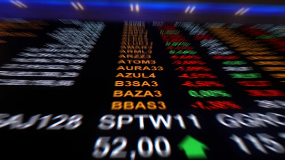 Bolsa fecha em alta de mais de 1% com eleição e petróleo no radar; dólar recua