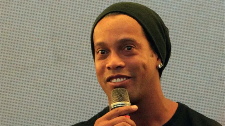 Ronaldinho Gaúcho anuncia volta aos gramados pelo italiano Ravenna