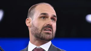 Eduardo Bolsonaro sugere envio de fuzileiros ao Brasil e defende que Flávio deixe o Brasil se perder