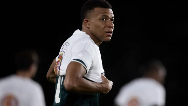 Meme de Mao: Mbappé vira questão de Estado na China e pede desculpa