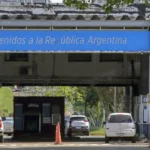 Flávio Bolsonaro e família deixam Argentina em voo privado para Equador
