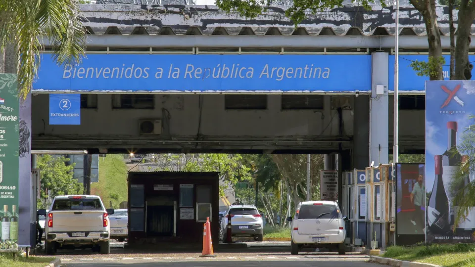 Flávio Bolsonaro e família deixam Argentina em voo privado para Equador