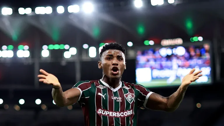 Fluminense vence no fim em noite dramática, complica Inter e ajuda Corinthians
