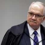 Fachin tenta conter divisão no STF, mas decisão sobre INSS incomoda aliados de Moraes