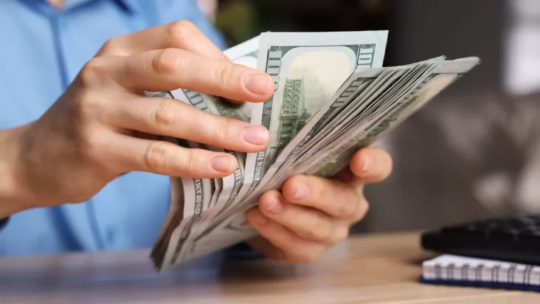 Dólar fecha a R$ 5,44 e registra maior alta semanal desde 2008