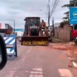 Trator a serviço do Saerb é flagrado com nome “Bolsonaro” em Rio Branco