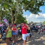 Rua vira ponto de encontro entre eleitores e fica tomada por santinhos