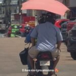 casal filma moto com sombrinha no interior do Acre