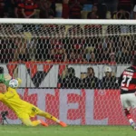 Quem é Muslera, goleiro que defendeu três pênaltis do Flamengo?